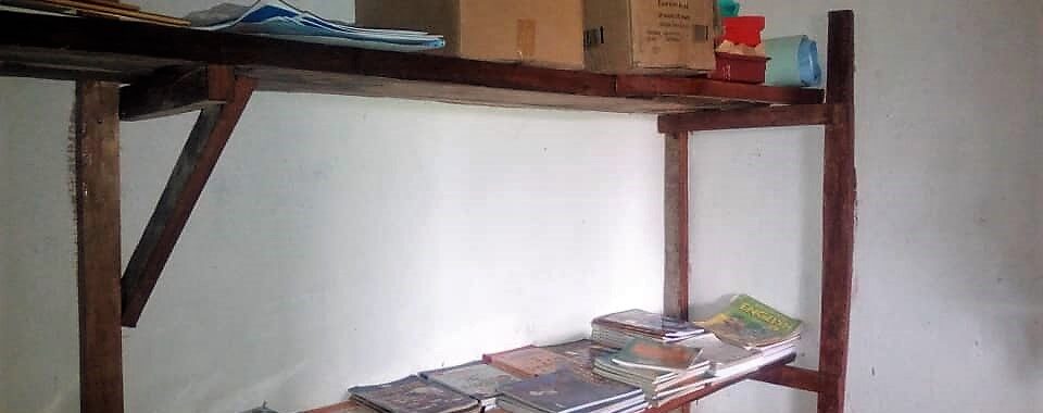 Planken in de voorraadkamer van de school in Heremakono